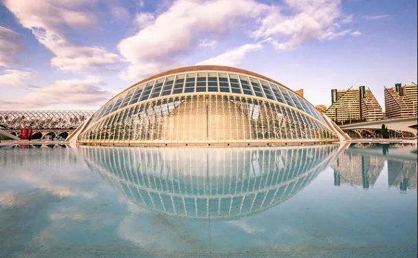 Hemisfèric von Valencia, im Wasser gespiegelt
