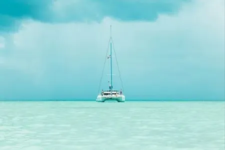 Katamaran, der auf dem Meer segelt