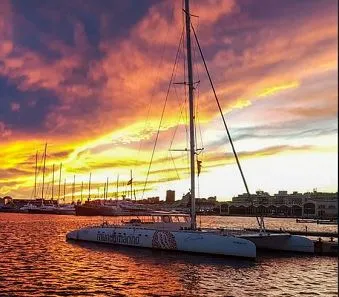 Mit dem Katamaran bei Sonnenuntergang segeln. Mit dem Katamaran bei Sonnenuntergang segeln.