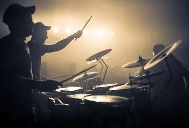 Gruppe, die Schlagzeug in einem Konzert spielt. Gruppe, die Schlagzeug in einem Konzert spielt.