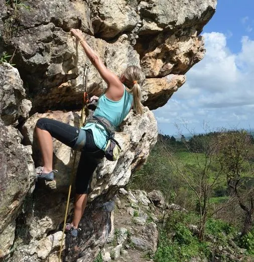 Junger Mensch, der Canyoning betreibt. Junger Mensch, der Canyoning betreibt.
