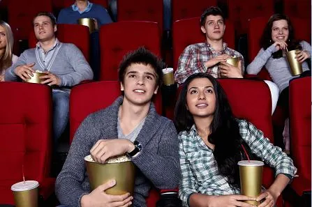 Junge Leute, die einen Film im Kino ansehen