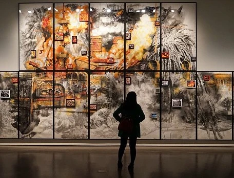 Junger Mensch, der eine Ausstellung betrachtet. Junger Mensch, der eine Ausstellung betrachtet.