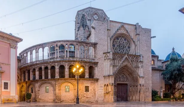 Catedral de Valencia iluminada anocheciendo