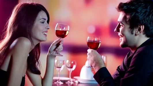 Paar, das bei einer Mahlzeit Wein trinkt