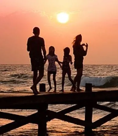 Familie am Strand bei Sonnenuntergang. Familie am Strand bei Sonnenuntergang.