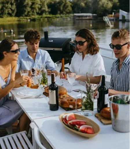 Freunde essen zusammen. Freunde essen zusammen.