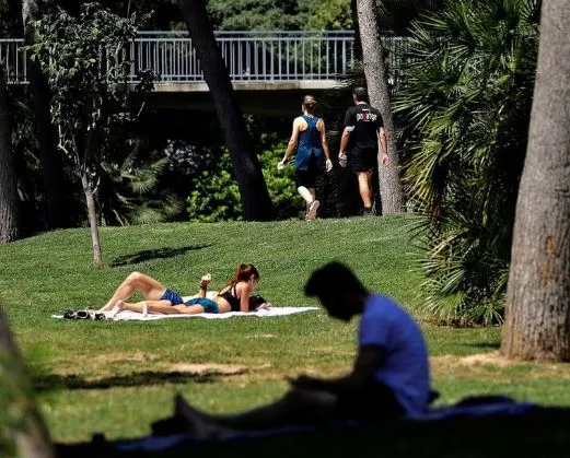Junge Leute im Turia-Park von Valencia.