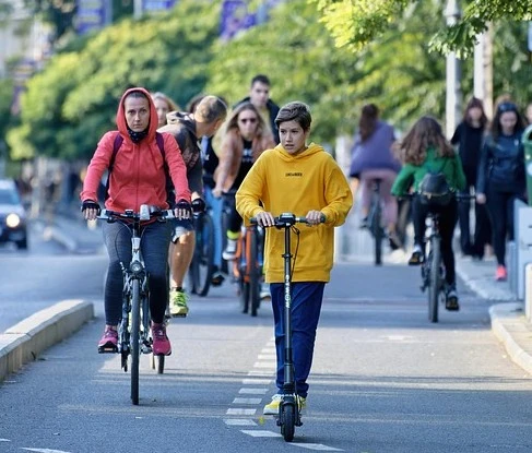 Radfahrer, die durch die Stadt fahren. Radfahrer, die durch die Stadt fahren.