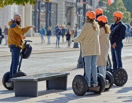 Segway-Tour durch die Stadt. Ein Führer begleitet Touristen auf einer Segway-Tour durch die Stadt.