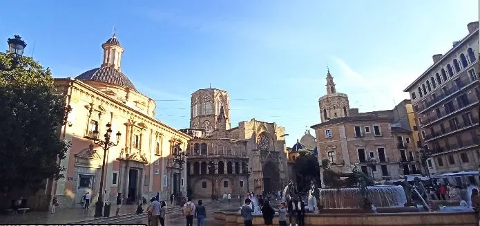 Plaza de la Virgen in Valencia mit Blick auf die Kathedrale und den Turia-Brunnen