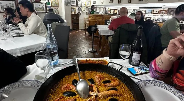 Menschen beim Paella-Essen im Restaurant La Riuà in Valencia