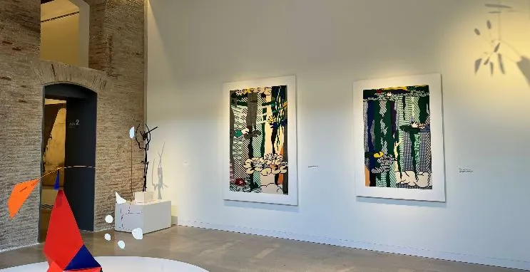 Innenraum des Hortensia-Herrero-Museums in Valencia mit moderner Malerei und Skulpturen