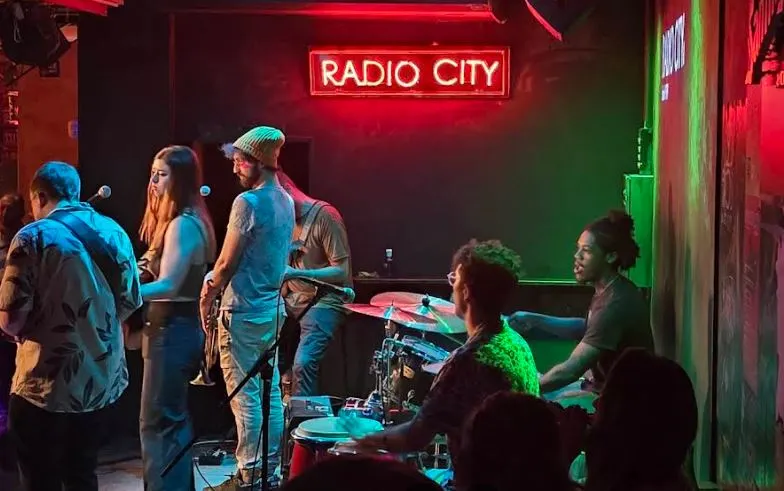 Musiker bei einem Konzert im Veranstaltungsort Radio City in Valencia