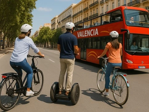 Touristen in Valencia auf Bus-, Fahrrad- und Segway-Tour