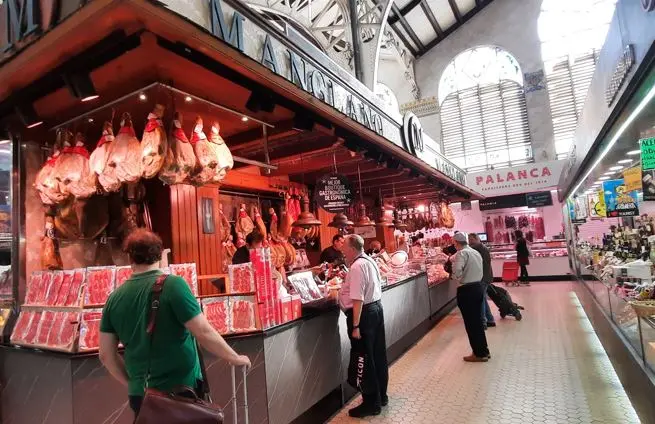 Laden für Serrano-Schinken im Zentralmarkt von Valencia