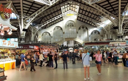 Traditionelle Marktatmosphäre im Mercado Central von Valencia.