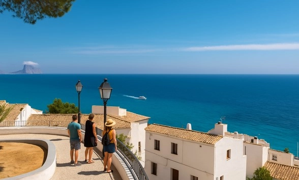 Touristen am Aussichtspunkt in Altea, die die Landschaft bewundern.