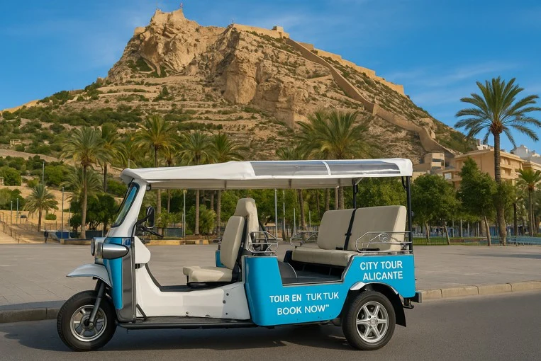 Elektrisches Tuk-Tuk vor der Burg Santa Bárbara in Alicante.