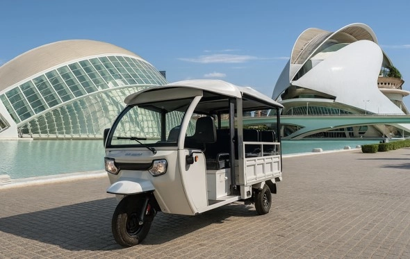 Elektrischer Tuk Tuk Tour an der Ciudad de las Artes y las Ciencias in Valencia