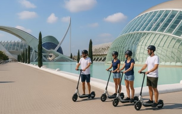 Touristen mit E-Scootern an der Ciudad de las Artes y las Ciencias in Valencia