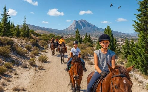 Touristen beim Reiten durch die Berge von Villajoyosa