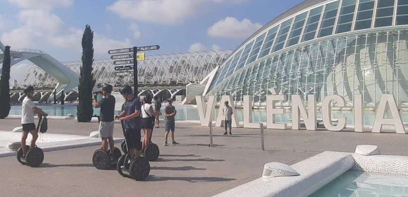 Touristen auf dem Segway erkunden die Ciudad de las Artes y las Ciencias in Valencia