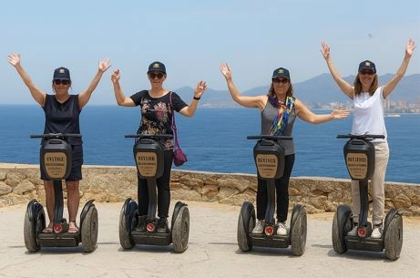 Touristen auf dem Segway durch Benidorm