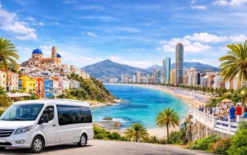 Ausflug ab Valencia an die Costa Blanca: Minibus entlang der Küste mit Blick auf Altea, die bunten Häuser von Villajoyosa und die Skyline von Benidorm.