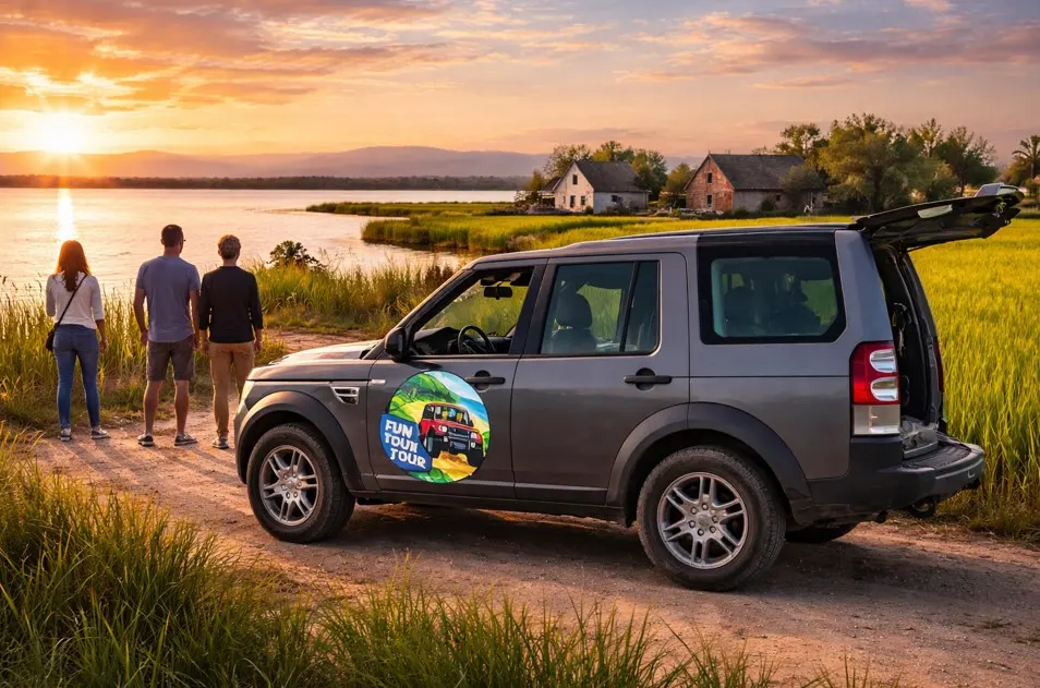 Cabrio-4x4-Tour an der Albufera in Valencia bei Sonnenuntergang, mit Reisfeldern und Lagune im Hintergrund