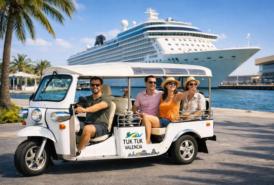 Kreuzfahrtreisende bei einer Tuk-Tuk-Tour im Hafen von Valencia