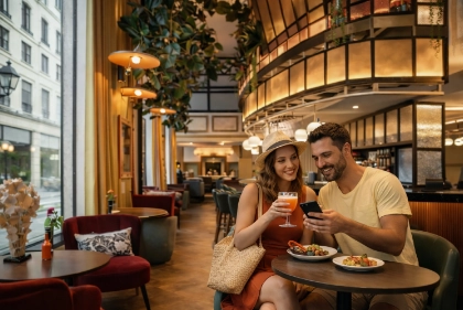 Touristen im Inneren des Hotels Only YOU Valencia
