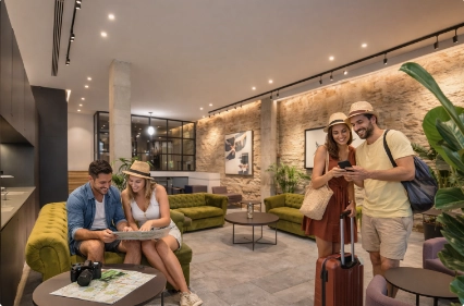Touristen im Inneren des Aparthotels Fetén in Valencia