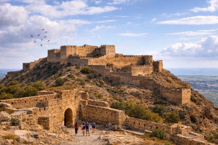 Burg von Sagunto mit Touristen