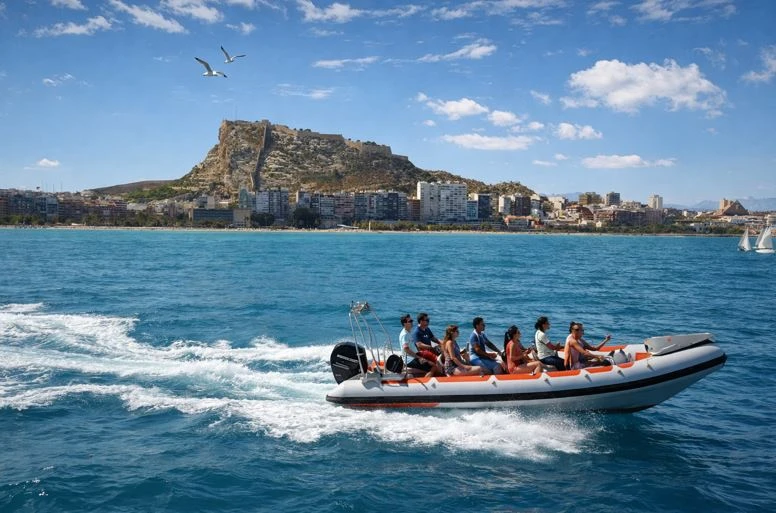 Schnellboot in der Bucht von Alicante mit Touristen und Blick auf das Castillo de Santa Bárbara vom Meer aus