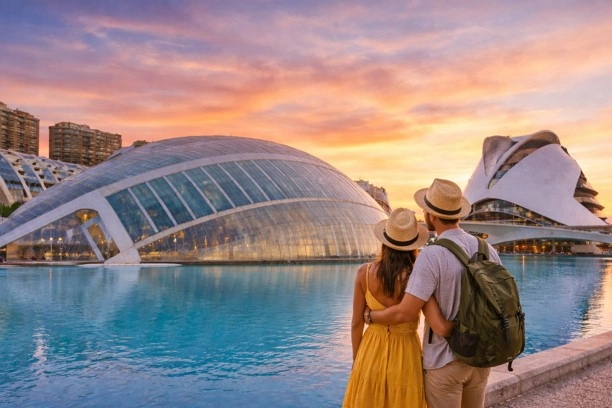 Touristenpaar mit Blick auf die Ciudad de las Artes y las Ciencias in Valencia