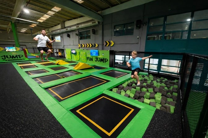Trampolinpark in Valencia mit Sprungflächen und Indoor-Abenteuerbereich für Kinder und Erwachsene
