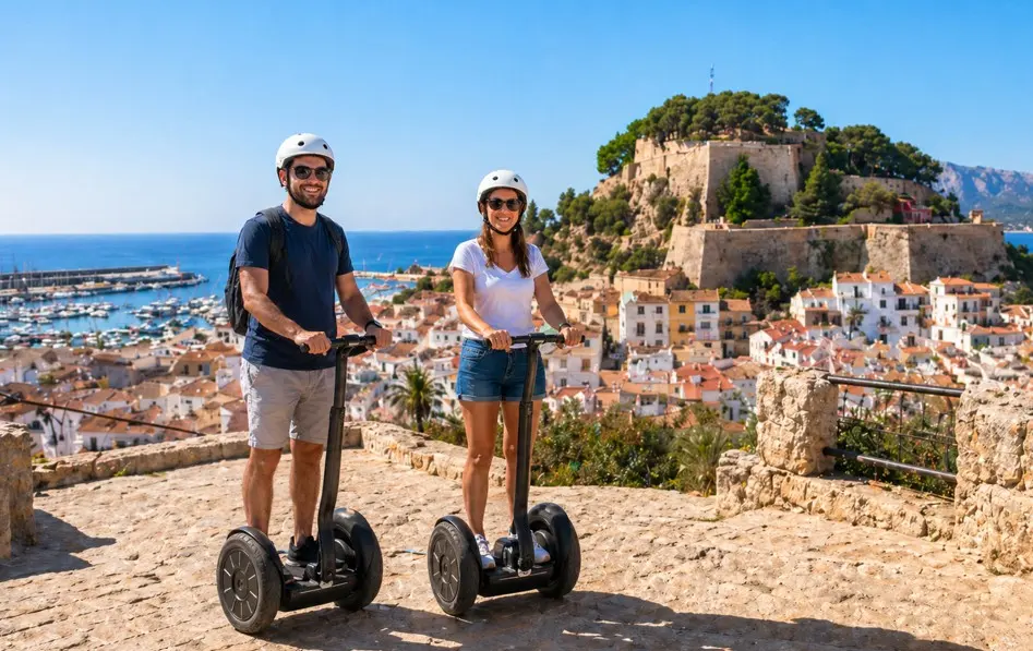 Touristen mit Segways an der Burg von Dénia.