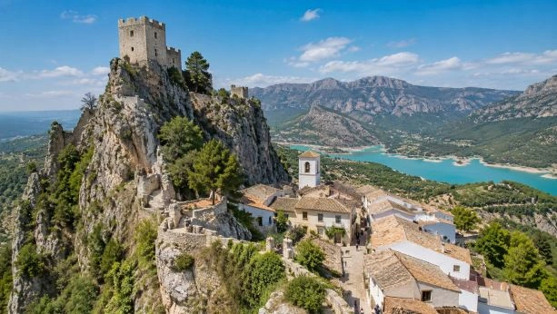 Panoramablick auf Guadalest und seine Burg