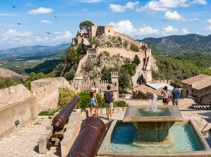 Blick auf die Burg von Xàtiva mit historischen Mauern, Bergen und Panoramablick über die Altstadt.