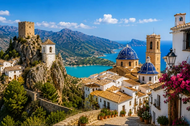 Panoramablick auf Guadalest und Altea mit Bergen, weißen Häusern, blauen Kuppeln und mediterraner Landschaft an der Costa Blanca.