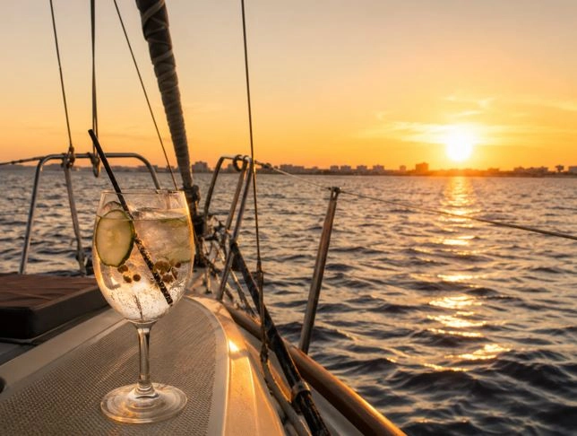 Sonnenuntergang auf einem Boot in Santa Pola mit einem Getränk