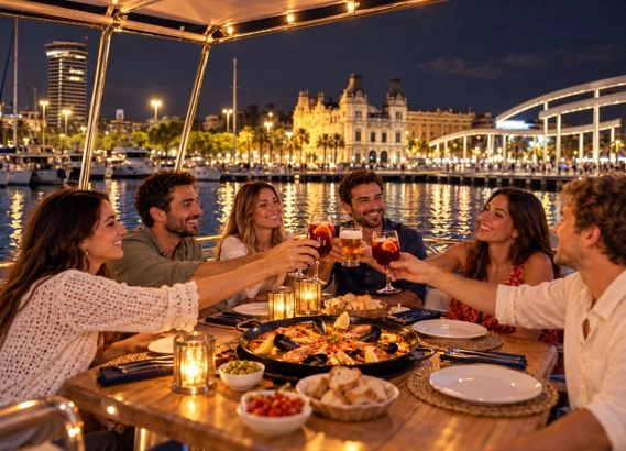 Touristen genießen ein Paella-Abendessen mit Getränken auf einem Boot in der Marina von Valencia bei Nacht.