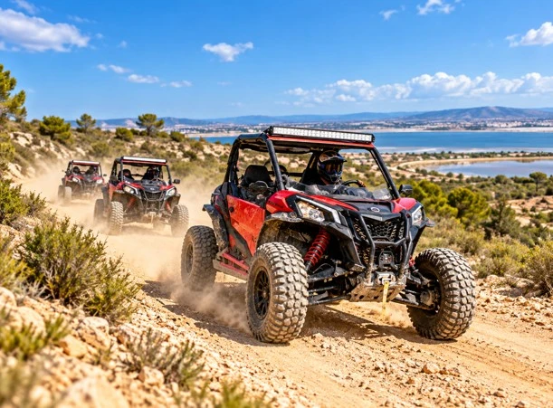 Buggys fahren über einen staubigen Feldweg nahe Torrevieja, mit Bergen, blauem Himmel und einer Lagune im Hintergrund.